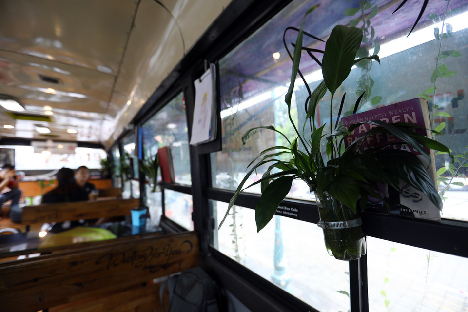 Những lọ cắm hoa, cây cảnh được tận dụng từ những vỏ chai nhựa một cách khéo léo. (Ảnh: Huy Hùng/TTXVN)