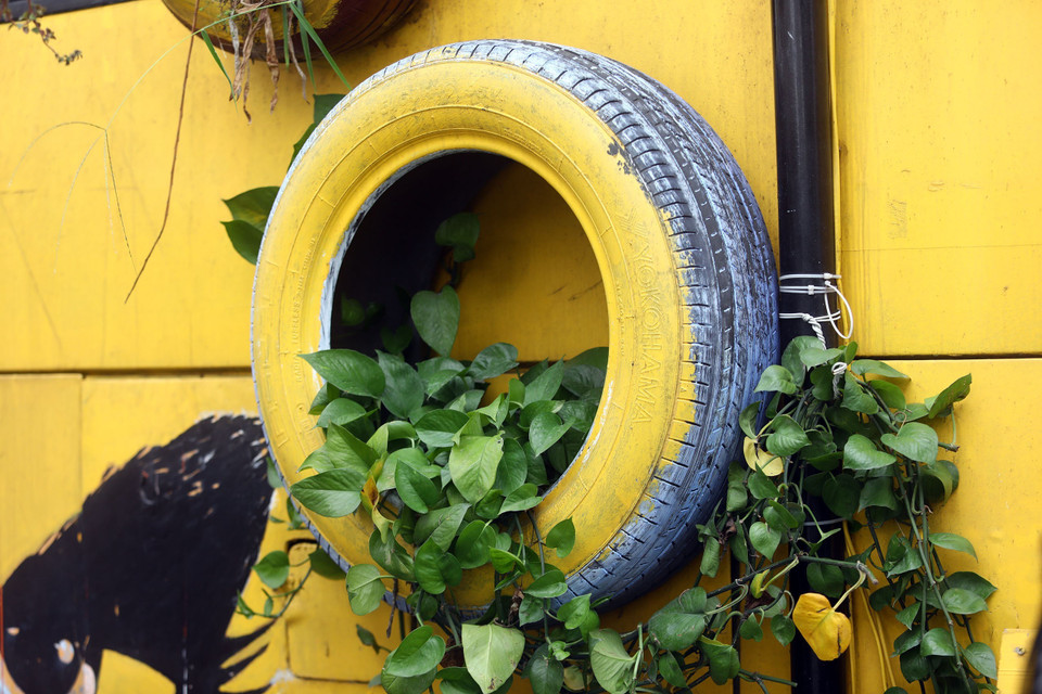  Quán càphê tận dụng từ đồ bỏ đi nhằm góp một tiếng nói bảo vệ môi trường, đồng thời khuyến khích giới trẻ tham gia vào các hoạt động bảo vệ môi trường sống quanh mình. (Ảnh: Huy Hùng/TTXVN)