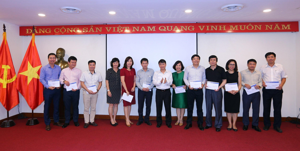  Đồng chí Nguyễn Đức Lợi, Ủy viên Trung ương Đảng, Tổng Giám đốc TTXVN trao thưởng cho các tập thể và cá nhân có thành tích trong tổ chức Hội nghị Ban Chấp hành Tổ chức các hãng Thông tấn châu Á-Thái Bình Dương (OANA) lần thứ 44. (Ảnh: Danh Lam/TTXVN)