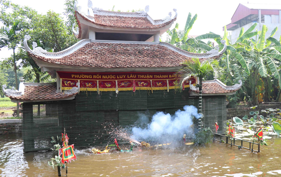 Màn biểu diễn Tứ linh của phường múa rối nước Đồng Ngư, xã Ngũ Thái (Thuận Thành, Bắc Ninh). (Ảnh: Diệp Trương/TTXVN)