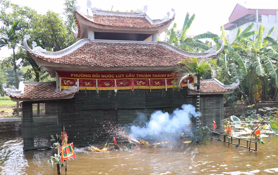 Màn biểu diễn Tứ linh của phường múa rối nước Đồng Ngư, xã Ngũ Thái (Thuận Thành, Bắc Ninh). (Ảnh: Diệp Trương/TTXVN)