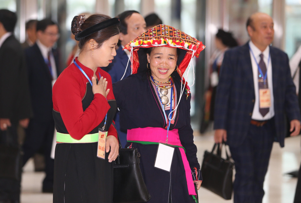 Các đại biểu dân tộc ít người đến dự khai mạc. (Nguồn: TTXVN)