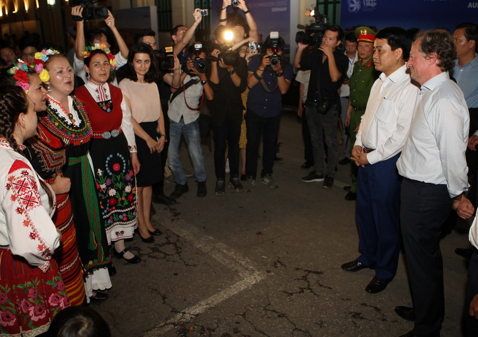 Chủ tịch UBND thành phố Hà Nội Nguyễn Đức Chung cùng các đại biểu tham quan Ngôi làng Châu Âu được tái hiện tại không gian phố đi bộ Hồ Gươm, điểm nhấn của chuỗi sự kiện trong Những ngày châu Âu 2018. (Ảnh: Thanh Tùng/TTXVN)