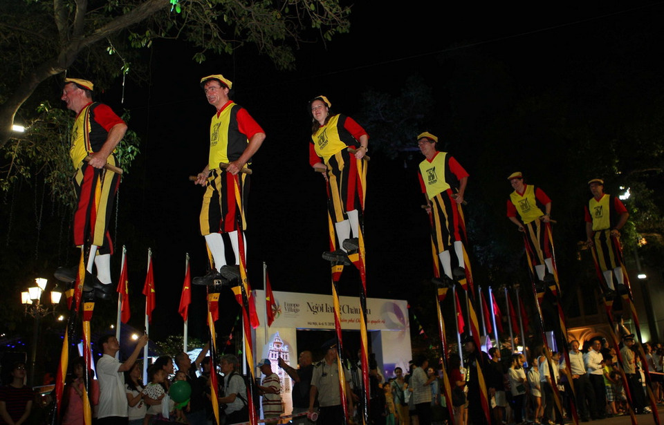 Tiết mục biểu diễn đi cà kheo của nghệ sĩ đến từ Vương quốc Bỉ. (Ảnh: Thanh Tùng/TTXVN)