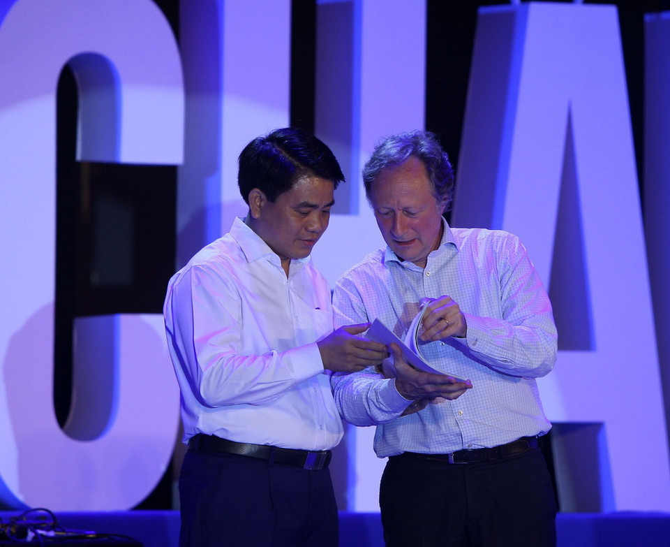 Đại sứ, Trưởng Phái đoàn EU tại Việt Nam Bruno Angelet tặng Chủ tịch UBND thành phố Hà Nội Nguyễn Đức Chung cuốn sách Di sản văn hóa Châu Âu. (Ảnh: Thanh Tùng/TTXVN)