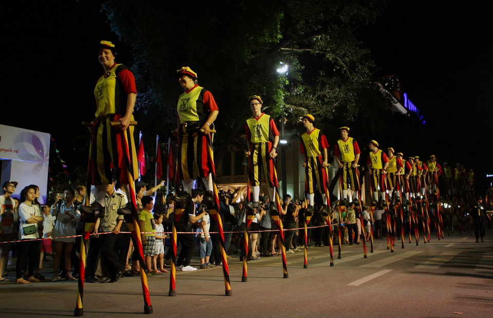 Tiết mục biểu diễn đi cà kheo của nghệ sĩ đến từ Vương quốc Bỉ. (Ảnh: Thanh Tùng/TTXVN) div class="article-photo"&gt;