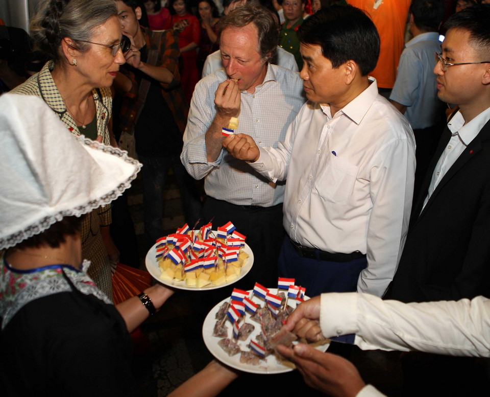 Chủ tịch UBND thành phố Hà Nội Nguyễn Đức Chung cùng các đại biểu tham quan Ngôi làng Châu Âu được tái hiện tại không gian phố đi bộ Hồ Gươm, điểm nhấn của chuỗi sự kiện trong Những ngày châu Âu 2018. (Ảnh: Thanh Tùng/TTXVN)