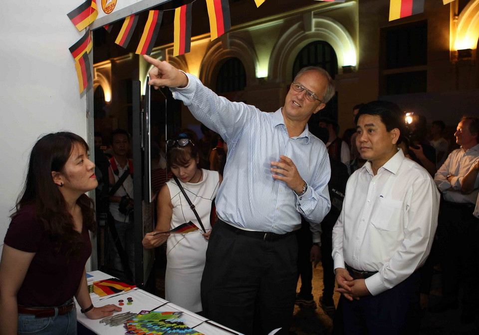 Chủ tịch UBND thành phố Hà Nội Nguyễn Đức Chung cùng các đại biểu tham quan Ngôi làng Châu Âu được tái hiện tại không gian phố đi bộ Hồ Gươm, điểm nhấn của chuỗi sự kiện trong Những ngày châu Âu 2018. (Ảnh: Thanh Tùng/TTXVN)