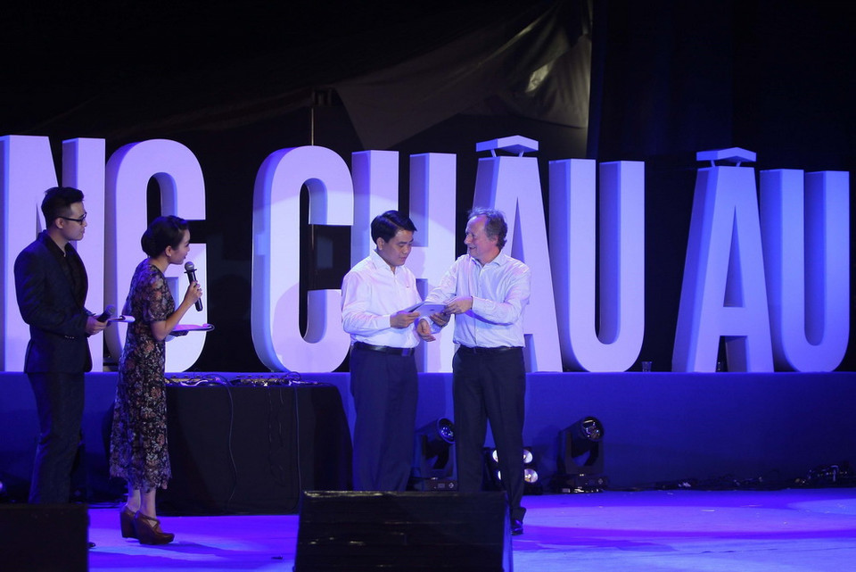 Đại sứ, Trưởng Phái đoàn EU tại Việt Nam Bruno Angelet tặng Chủ tịch UBND thành phố Hà Nội Nguyễn Đức Chung cuốn sách Di sản văn hóa Châu Âu. (Ảnh: Thanh Tùng/TTXVN)