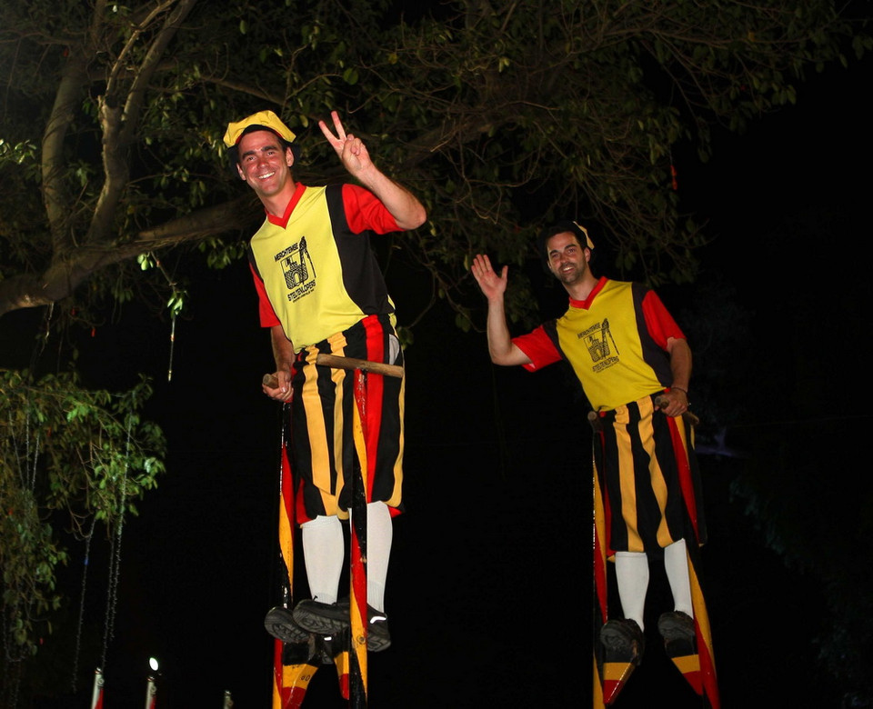 Tiết mục biểu diễn đi cà kheo của nghệ sĩ đến từ Vương quốc Bỉ. (Ảnh: Thanh Tùng/TTXVN)