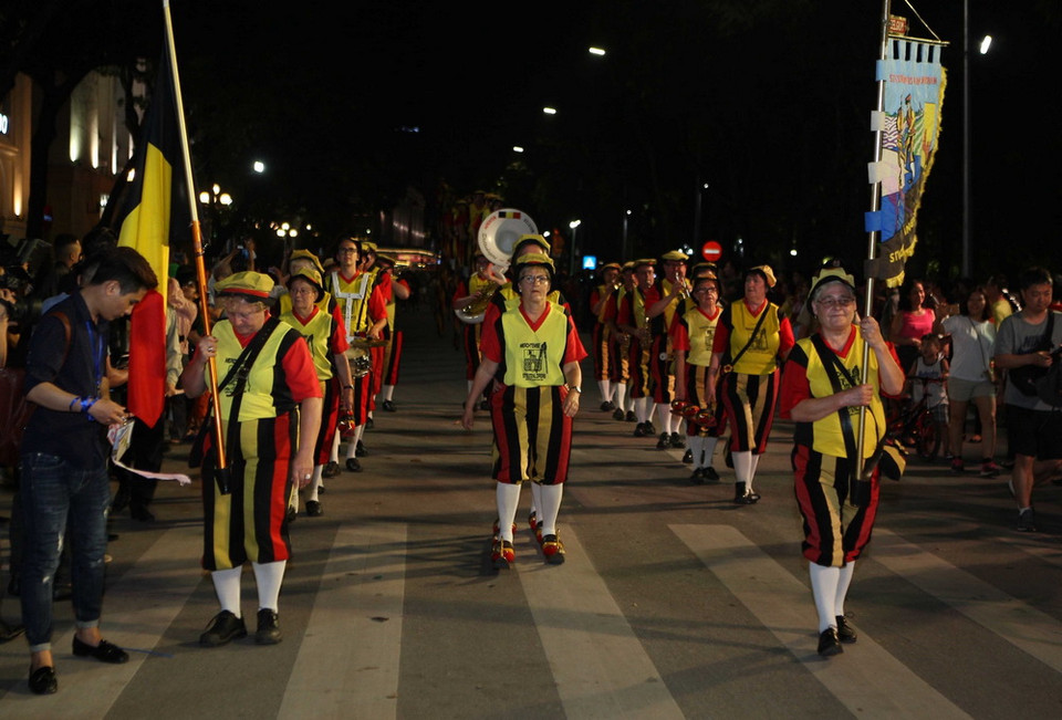 Tiết mục biểu diễn đi cà kheo của nghệ sĩ đến từ Vương quốc Bỉ. (Ảnh: Thanh Tùng/TTXVN)