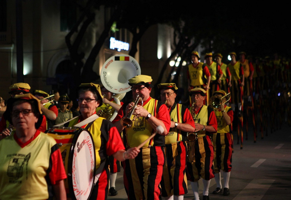 Tiết mục biểu diễn đi cà kheo của nghệ sĩ đến từ Vương quốc Bỉ. (Ảnh: Thanh Tùng/TTXVN)