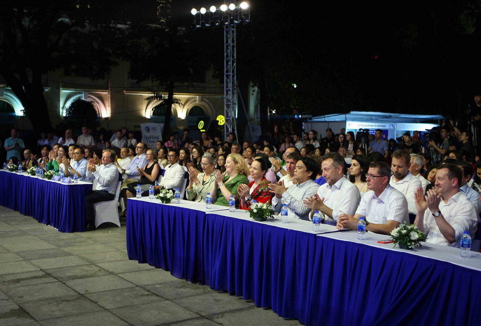 Đại biểu trong nước và quốc tế dự lễ khai mạc. (Ảnh: Thanh Tùng/TTXVN)