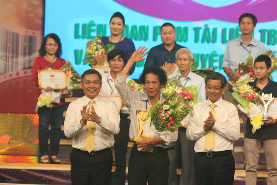 Các tác giả thuộc Đài truyền hình Quảng Nam nhận giải Vàng thể cho loại phim tài liệu truyền hình
