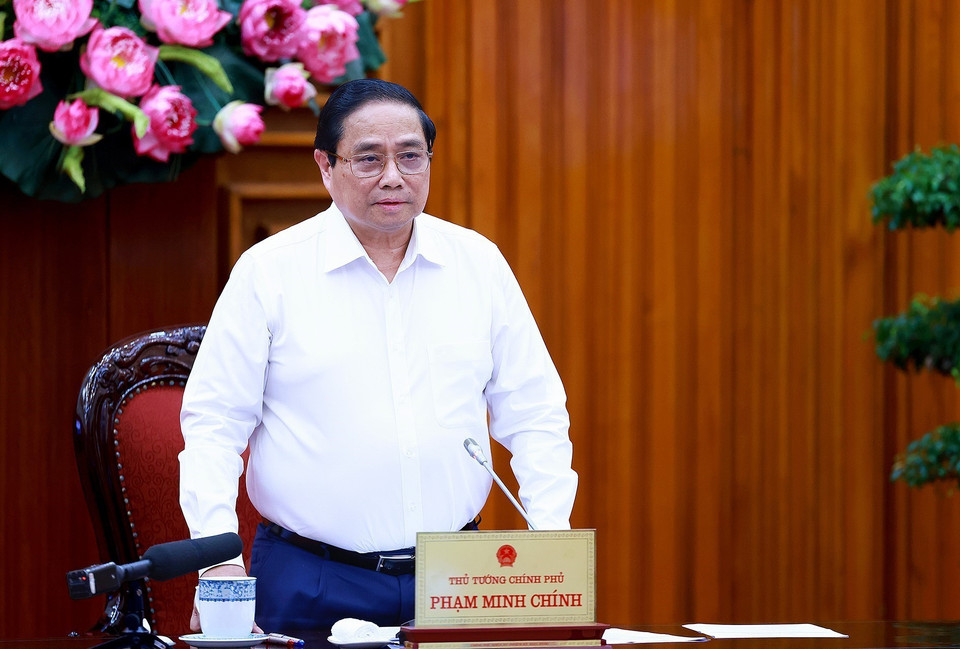 Thủ tướng Phạm Minh Chính chủ trì làm việc với các bộ, ngành, địa phương để đẩy nhanh tiến độ hoàn thành Dự án đường dây tải điện 500kV mạch 3. (Ảnh: Dương Giang/TTXVN)