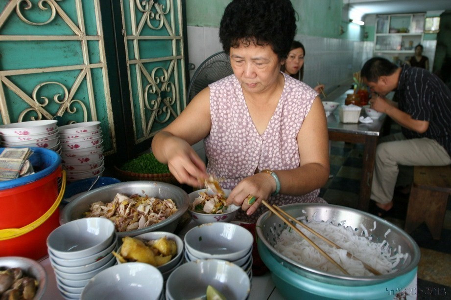 Chế biến phở gà tại quán Phở Lâm ở phố Nam Ngư, Hà Nội. (Ảnh: Anh Tuấn/TTXVN)