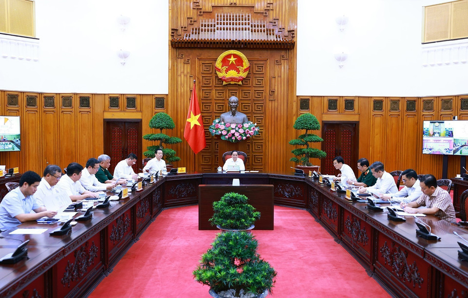Thủ tướng Phạm Minh Chính chủ trì làm việc với các bộ, ngành, địa phương để đẩy nhanh tiến độ hoàn thành Dự án đường dây tải điện 500kV mạch 3. (Ảnh: Dương Giang/TTXVN)