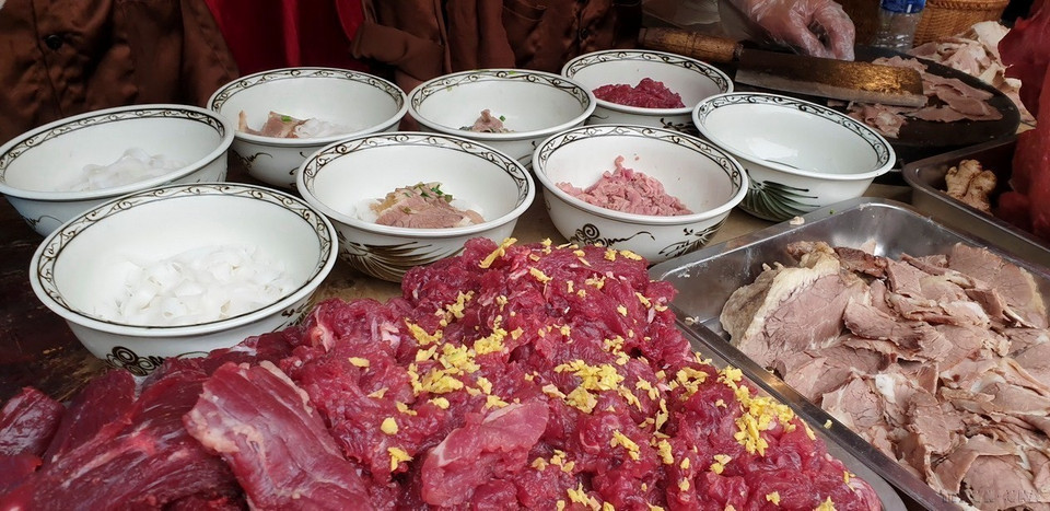 Một bát phở Nam Định có thể có rất nhiều lựa chọn từ tái, chín, gầu, nạm....(Ảnh: Ngọc Liên/TTXVN)