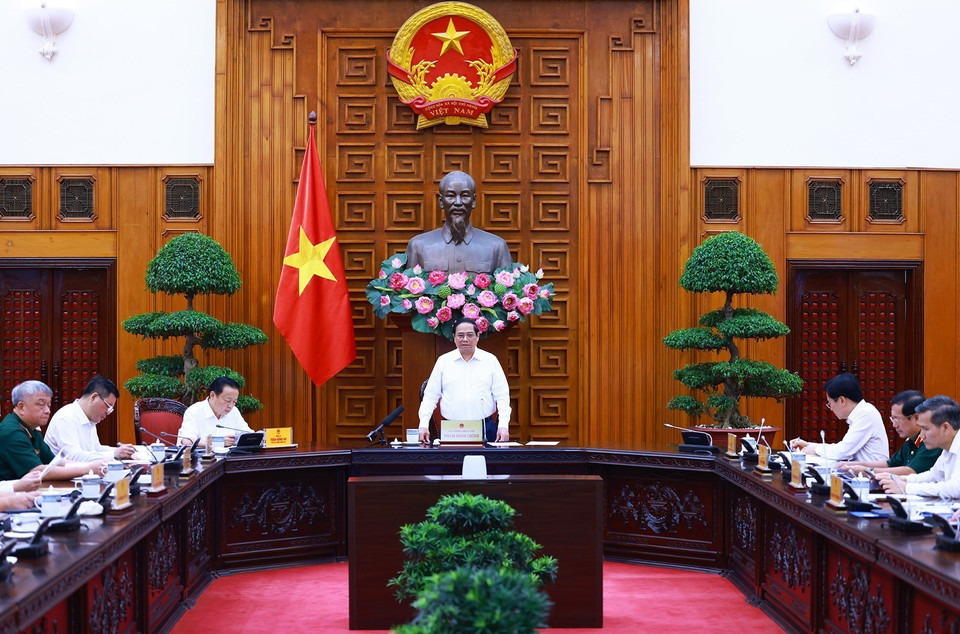 Thủ tướng Phạm Minh Chính chủ trì làm việc với các bộ, ngành, địa phương để đẩy nhanh tiến độ hoàn thành Dự án đường dây tải điện 500kV mạch 3. (Ảnh: Dương Giang/TTXVN)