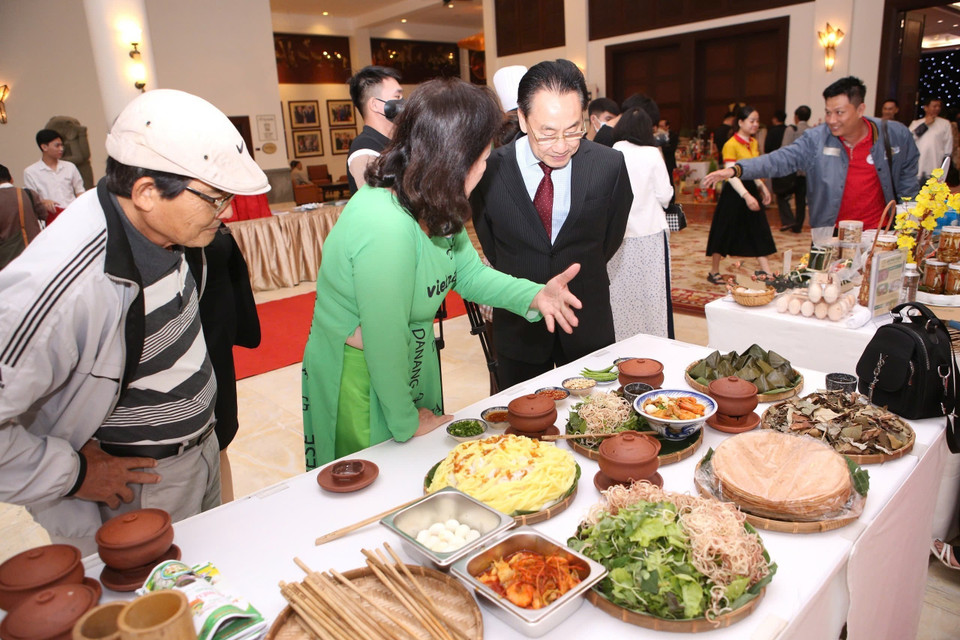 Du khách nghe giới thiệu món mỳ Quảng, món ăn đặc trưng gắn liền với người dân Quảng Nam. (Ảnh: TTXVN)