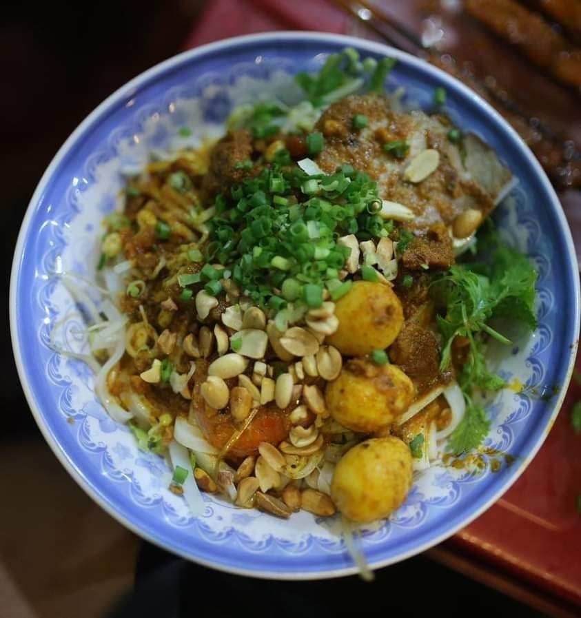 Bát mỳ Quảng hấp dẫn với sự kết hợp của nhiều loại nguyên liệu. (Ảnh: TTXVN)