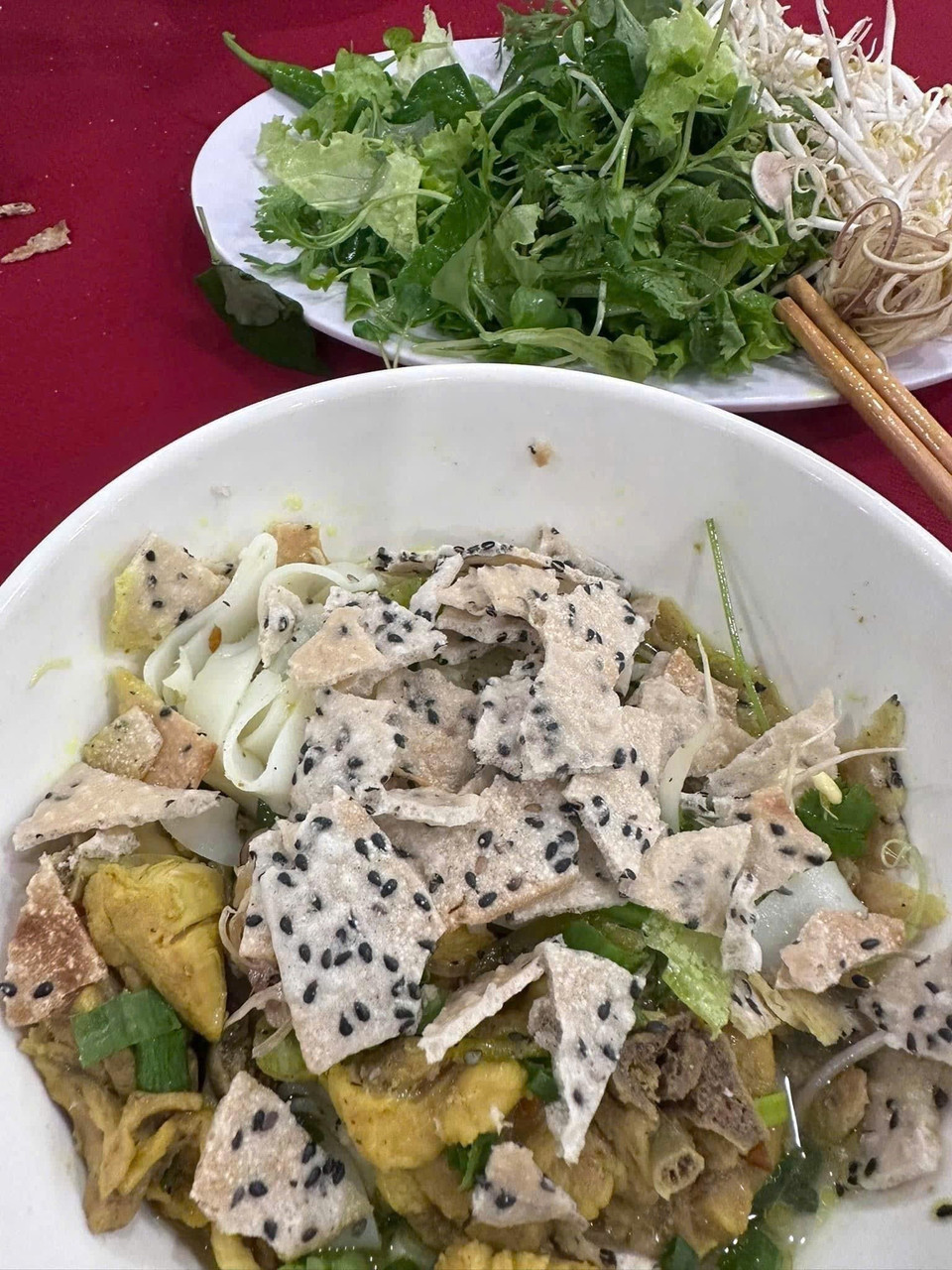 Mỳ Quảng thường được ăn kèm với rau sống, dưa leo, thịt heo, thịt gà, tôm, cá, trứng... Để tăng hương vị thì mì Quảng còn được kết hợp với lạc và bánh tráng. (Ảnh: TTXVN)