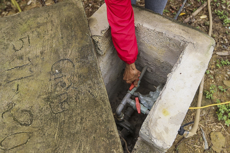Theo các hộ dân xóm Dưng, xã Hiền Lương (Đà Bắc, Hòa Bình) thì nước giếng khoan tuy thuận tiện trong sinh hoạt, nhưng chi phí tiền điện rất cao nếu sử dụng vào tưới tiêu. (Ảnh: Thanh Hải/TTXVN)