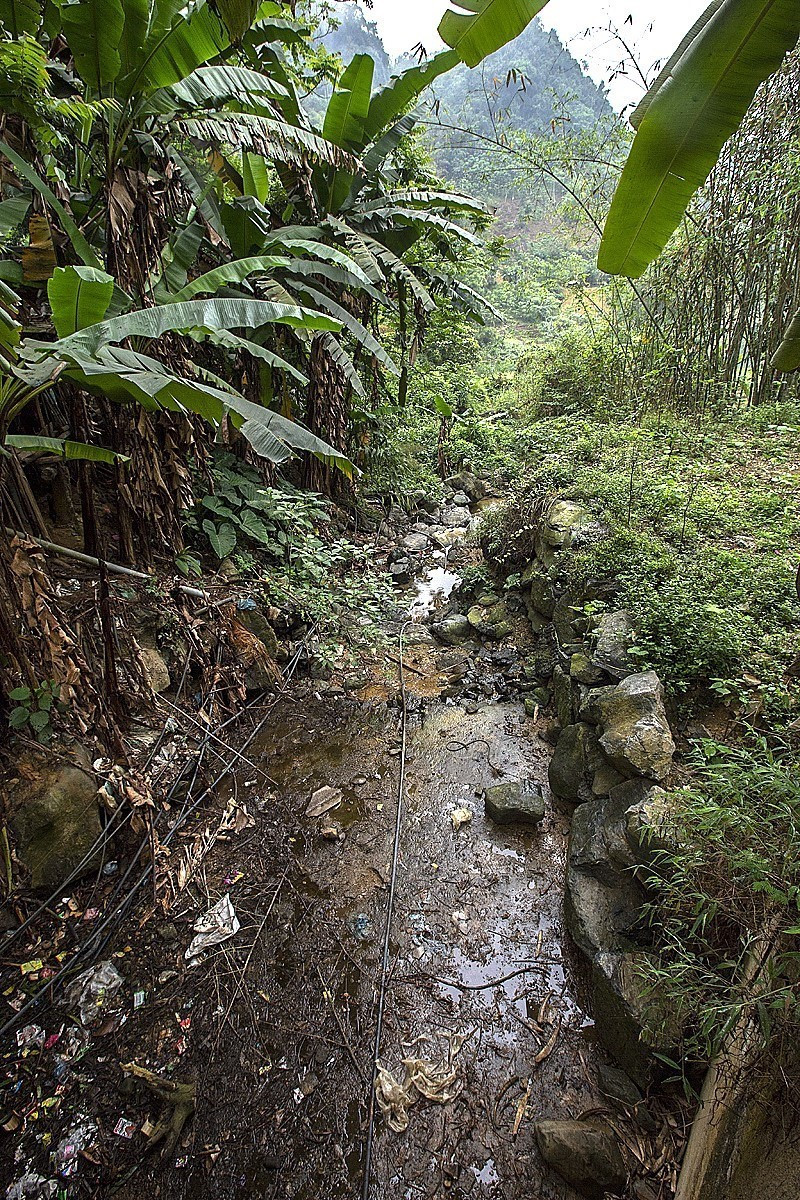 Suối Khé tại xã Vầy Nưa (Đà Bắc, Hòa Bình) đã khô dòng, trơ đáy. (Ảnh: Thanh Hải/TTXVN)