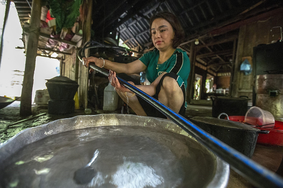 Gần 2 năm nay, gia đình chị Đặng Thị Mùi phải sử dụng các dụng cụ để hứng nước mưa, đi chở nước tại các địa điểm khác xa nhà về để sinh hoạt. (Ảnh: Trọng Đạt/TTXVN)