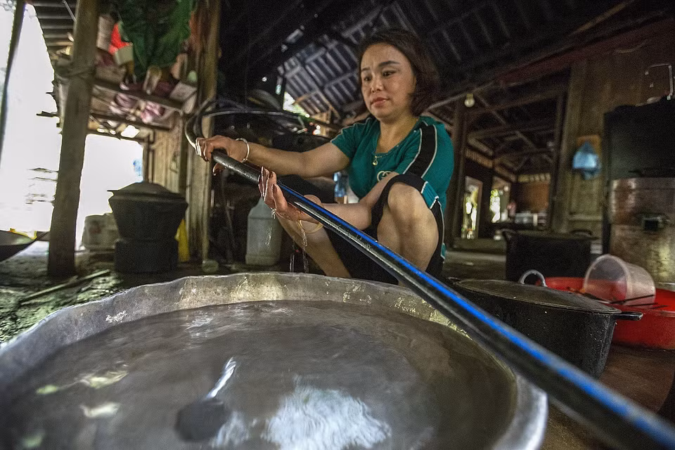 Gần 2 năm nay, gia đình chị Đặng Thị Mùi phải sử dụng các dụng cụ để hứng nước mưa, đi chở nước tại các địa điểm khác xa nhà về để sinh hoạt. (Ảnh: Trọng Đạt/TTXVN)