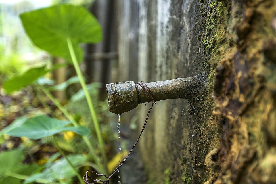 Nhiều đường ống dẫn nước bị hỏng nên người dân xóm Dưng, xã Hiền Lương (Đà Bắc, Hòa Bình) không có nước để sử dụng. (Ảnh: Trọng Đạt/TTXVN)