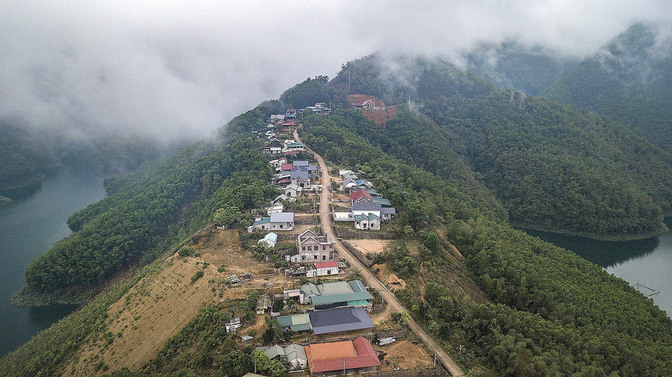 Xóm Lau Bai, xã Vầy Nưa (Đà Bắc, Hòa Bình) ba bên là mặt nước sông Đà nhưng hiện nay các hộ dân nơi đây đang đối mặt với cảnh thiếu nước sinh hoạt do nước đầu nguồn cạn kiệt không có nước về bể chứa chung của xóm. (Ảnh: Trọng Đạt/TTXVN)
