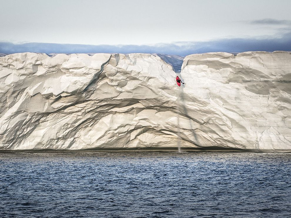 Vận động viên kayak chuyên nghiệp Ben Stookesberry chèo thuyền trên thác nước đóng băng cao 18 mét ở Svalbard, Na Uy. (Nguồn: NatGeo)