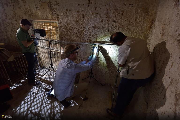 Kỹ thuật viên cài đặt đường ray trên tường để di chuyển thiết bị radar.