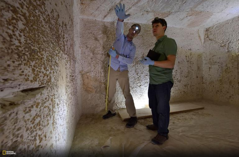 Kỹ thuật viên chuẩn bị để kiểm tra một bức tường tại một phòng nhỏ không được trang trí, nằm bên cạnh phòng chôn cất chứa đầy báu vật của vua Tutankhamun. (Nguồn: Nat Geo)
