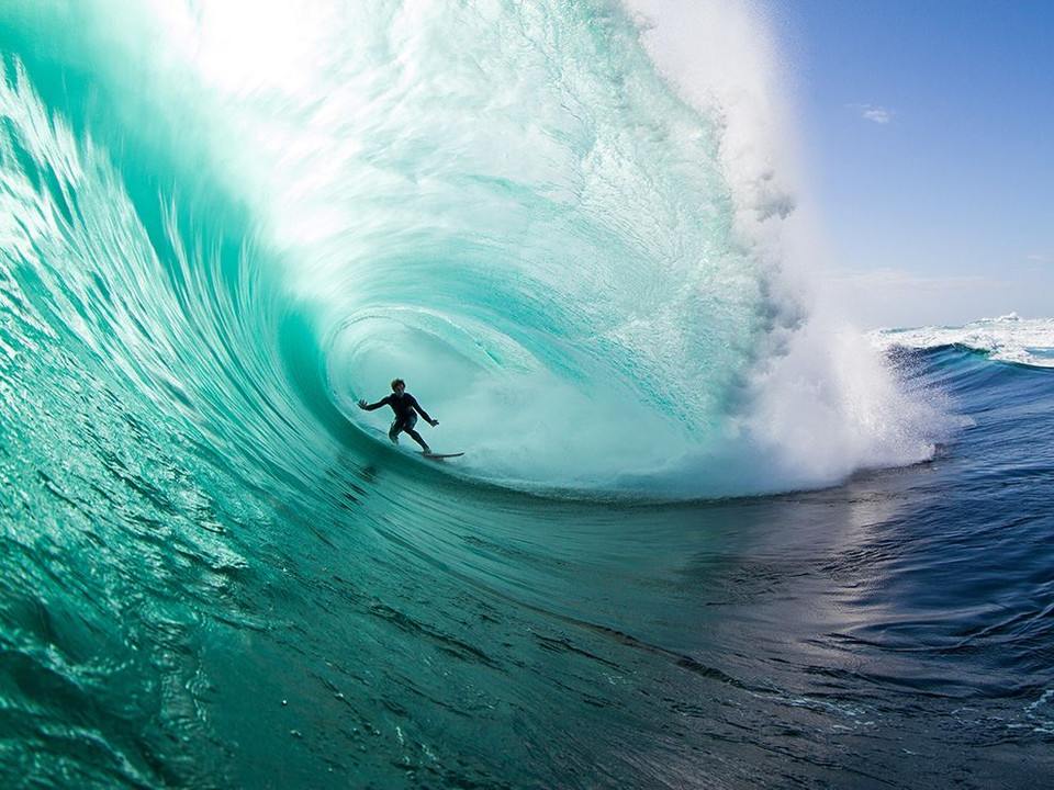 Vận động viên Kyron Rathbone lướt trên con sóng khổng lồ ở ngoài khơi bờ biển phía đông của bang Tasmania, Australia. (Nguồn: NatGeo)