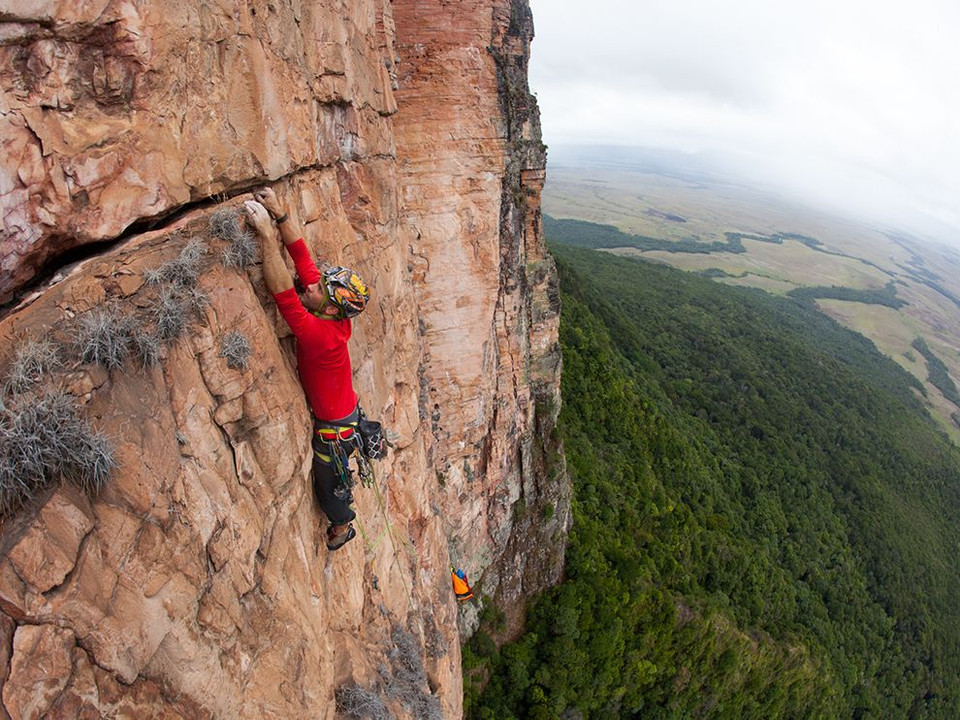 Nhà leo núi Jeremy Collins trong chặng leo đầu tiên ở Gold Blood, Venezuela. (Nguồn: NatGeo)