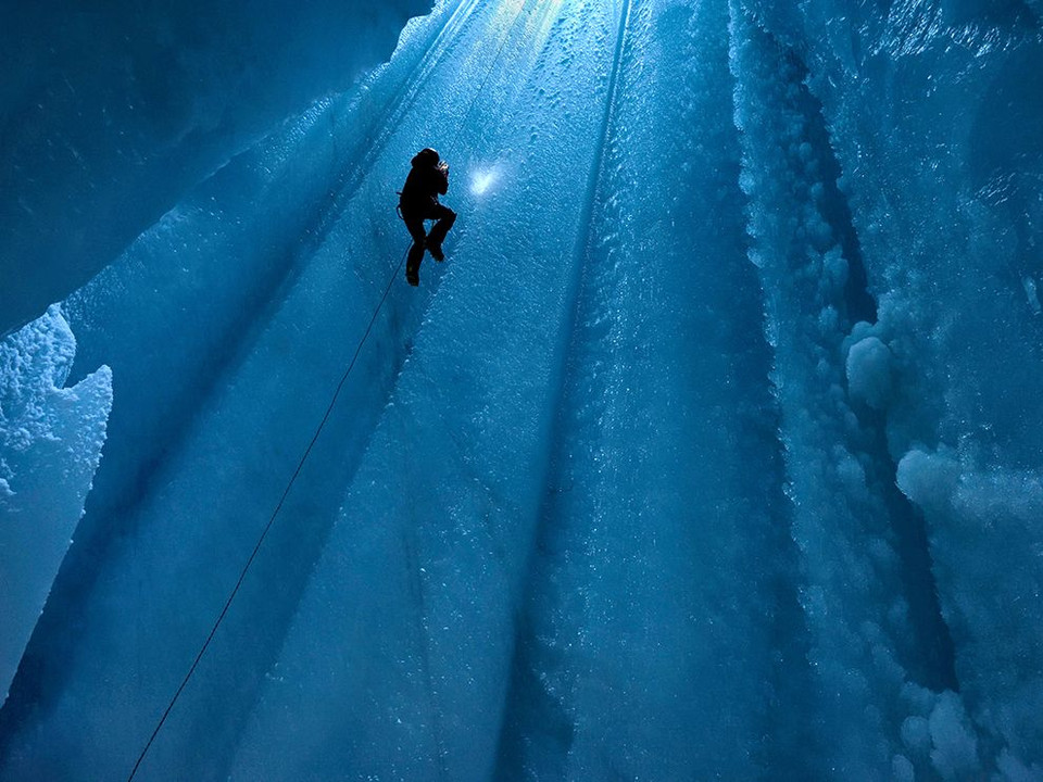 Nhà thám hiểm Sam Doyle khám phá sông băng Gorner ở dãy núi Alps của Thụy Sĩ. (Nguồn: NatGeo)