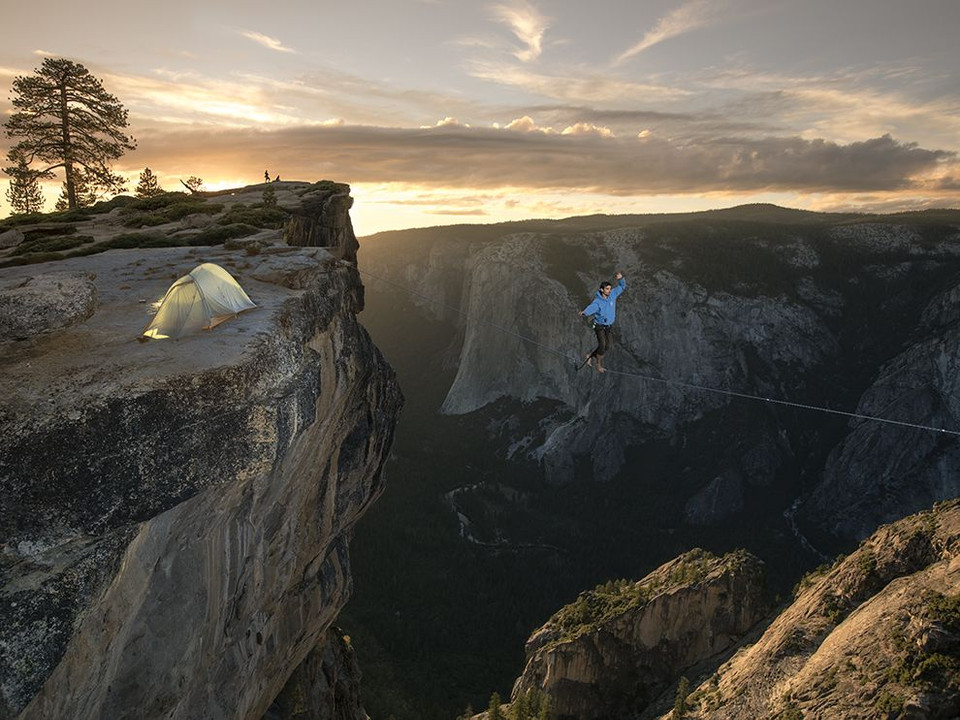Vận động viên Gustavo Fontes đi thăng bằng trên dây tại Taft Point ở Vườn quốc gia Yosemite, bang California, Mỹ. (Nguồn: NatGeo)