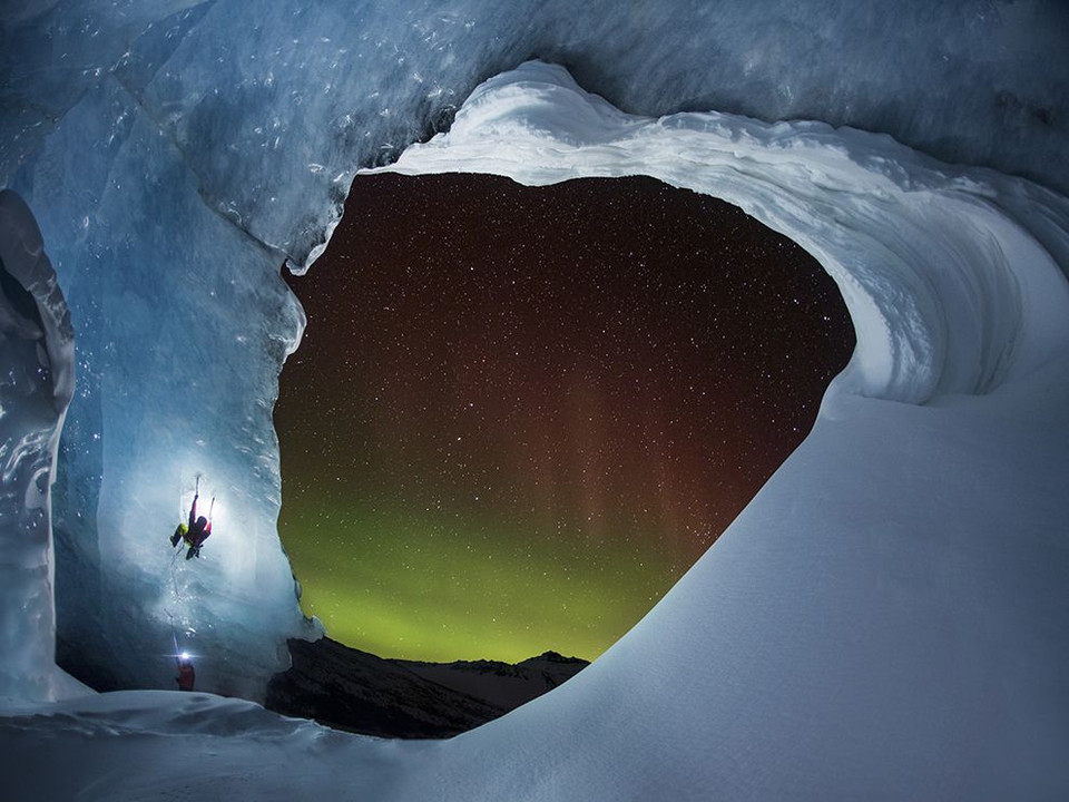 Hai nhà leo núi Raf Andronowski và Jeff Thom dưới cực quang trên dòng sông băng Athabasca trong Vườn Quốc gia Jasper, bang Alberta, Canada. (Nguồn: NatGeo)
