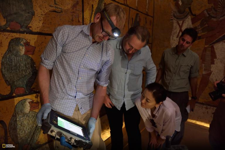 Kỹ thuật viên Eric Berkenpas cho các nhà khảo cổ Nicholas Reeves và Yumiko Ueno xem những thông số ban đầu. Nhà khảo cổ học người Anh Reeves đưa ra giả thuyết cho rằng phòng chôn cất vua Tutankhamun đã từng là một hành lang dẫn đến một ngôi mộ khác. (Nguồn: Nat Geo)