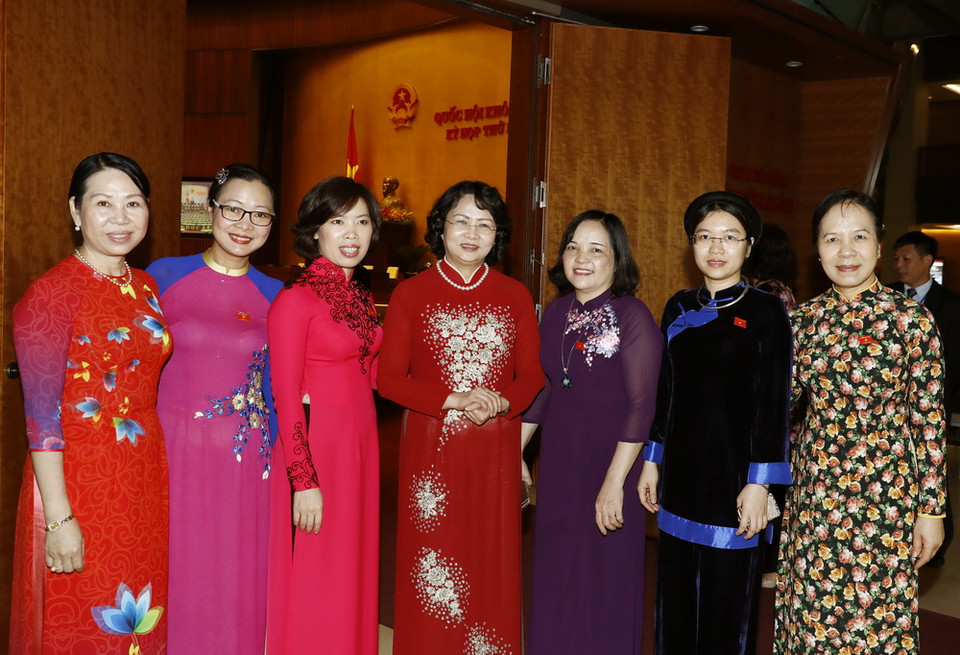 Phó Chủ tịch nước Đặng Thị Ngọc Thịnh với các nữ đại biểu Quốc hội tham dự phiên khai mạc. (Ảnh: Thống Nhất/TTXVN)