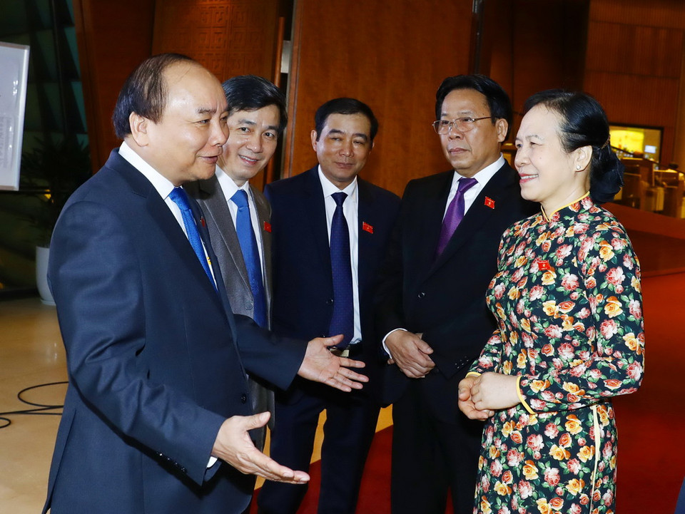 Thủ tướng Nguyễn Xuân Phúc và đại biểu quốc hội Thành phố Hải Phòng. (Ảnh: Thống Nhất​/TTXVN)