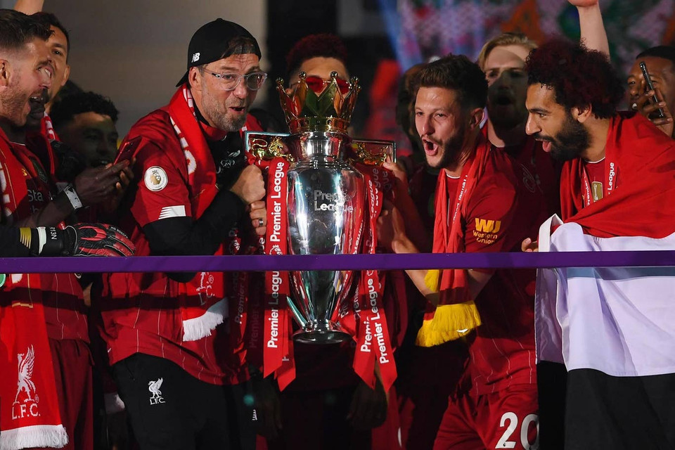 Klopp và các học trò hân hoan nâng chiếc cúp vô địch. (Nguồn: Getty Images)