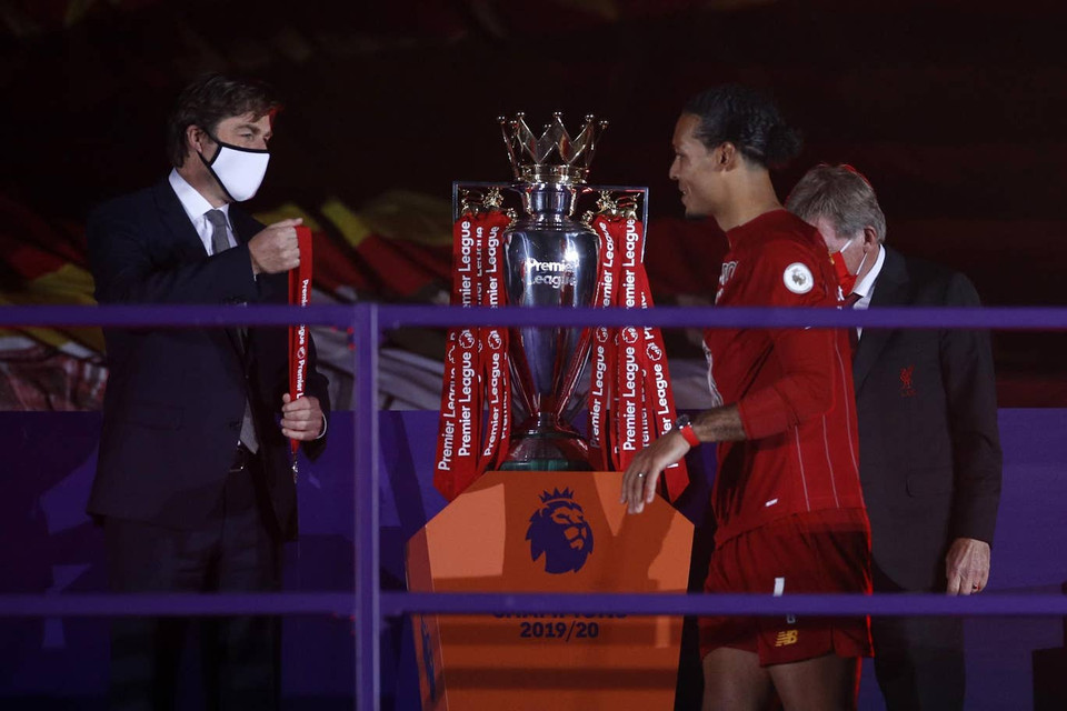 Virgil van Dijk nhận huy chương. (Nguồn: PA)