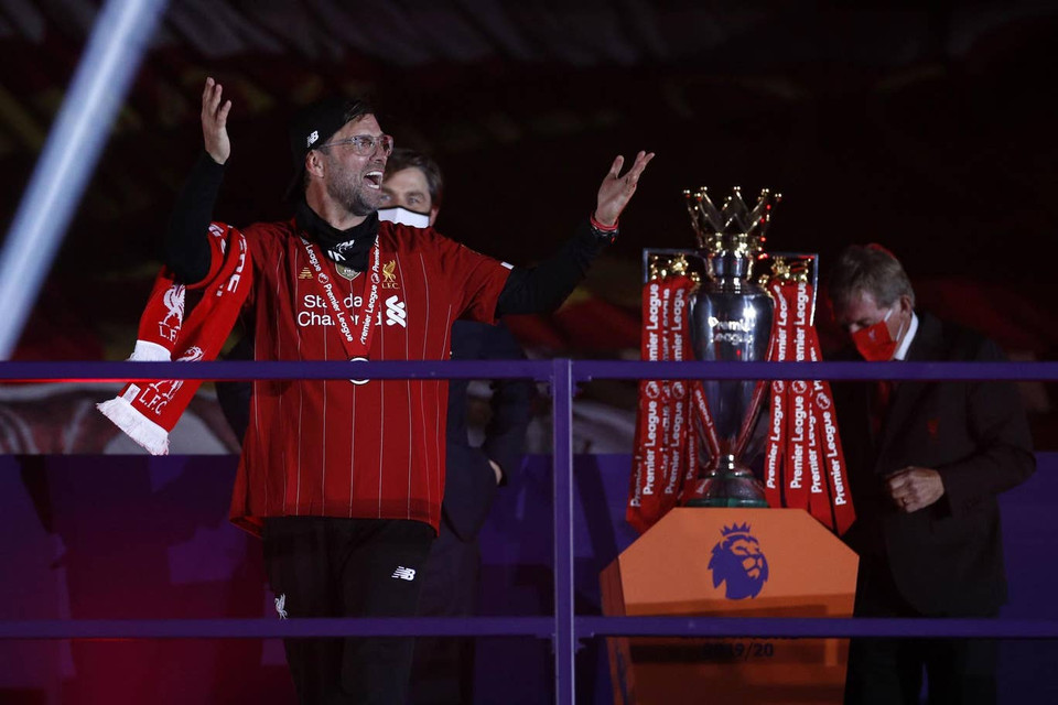 Huấn luyện viên Juergen hân hoan trên bục nhận huy chương.