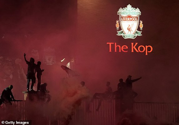 ...với sự tham gia của nhiều của cổ động viên Liverpool.