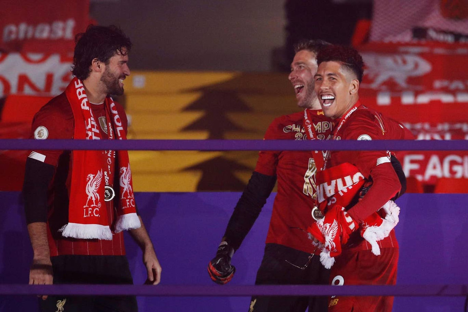 Firmino và các đồng đội háo hức chờ đợi giây phút được nâng cao chiếc cúp vô địch Premier League. (Nguồn: Reuters)