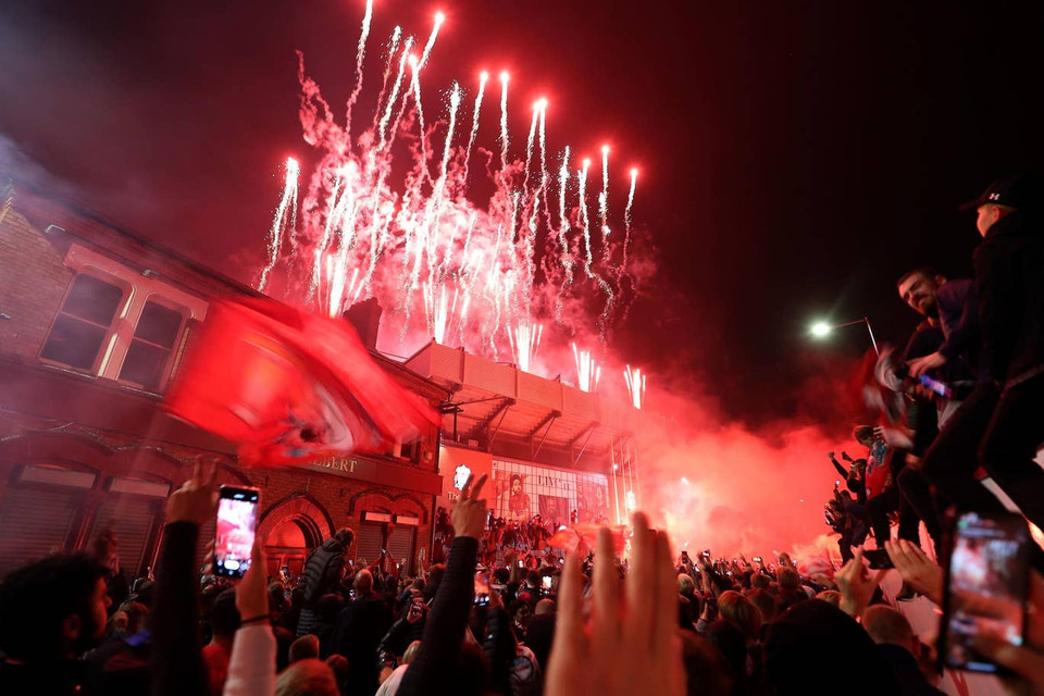 Bên ngoài sân Anfield, không khó cũng đã diễn ra rất sôi nổi...