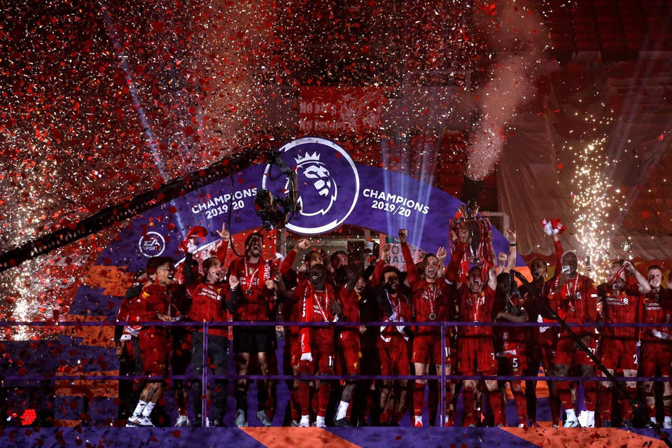 Chiếc cúp vô địch Premier League là phần thưởng xứng đáng sau những nỗ lực không biết mệt mỏi của The Kop. (Nguồn: Getty Images)